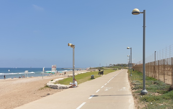 Tel Baruch beach against the Sde Dov fence